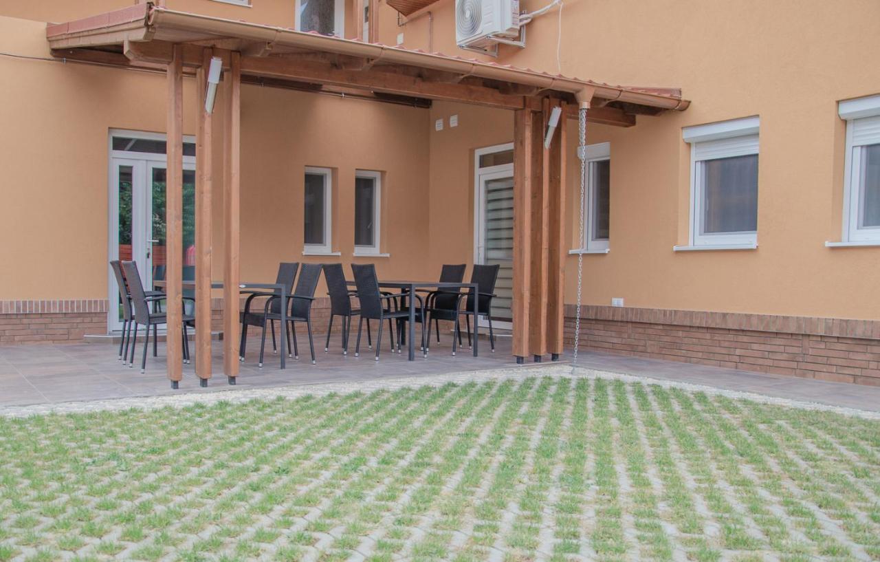 Oros House Apartmanház Orosháza Exterior foto